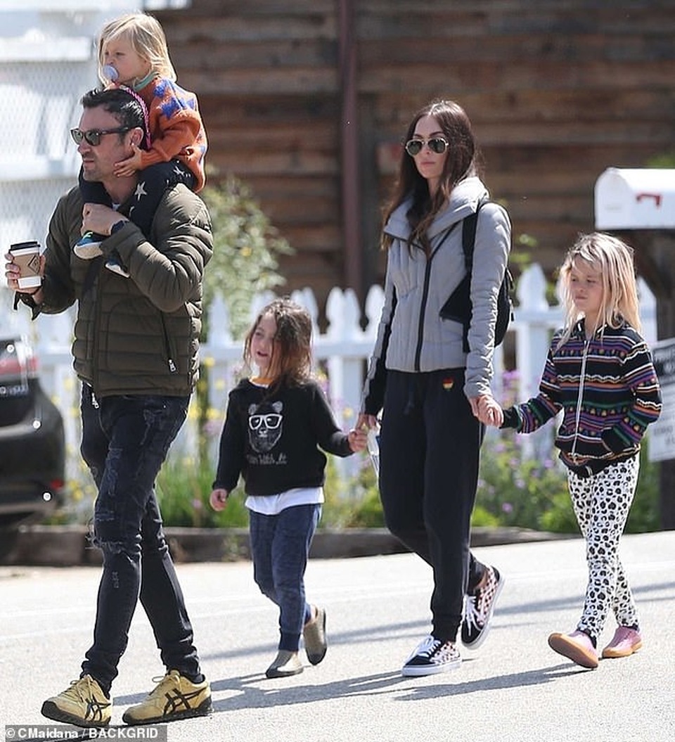 Megan Fox xinh đẹp đưa con đi chơi công viên - 7 Megan Fox xinh đẹp đưa con đi chơi công viên - 7