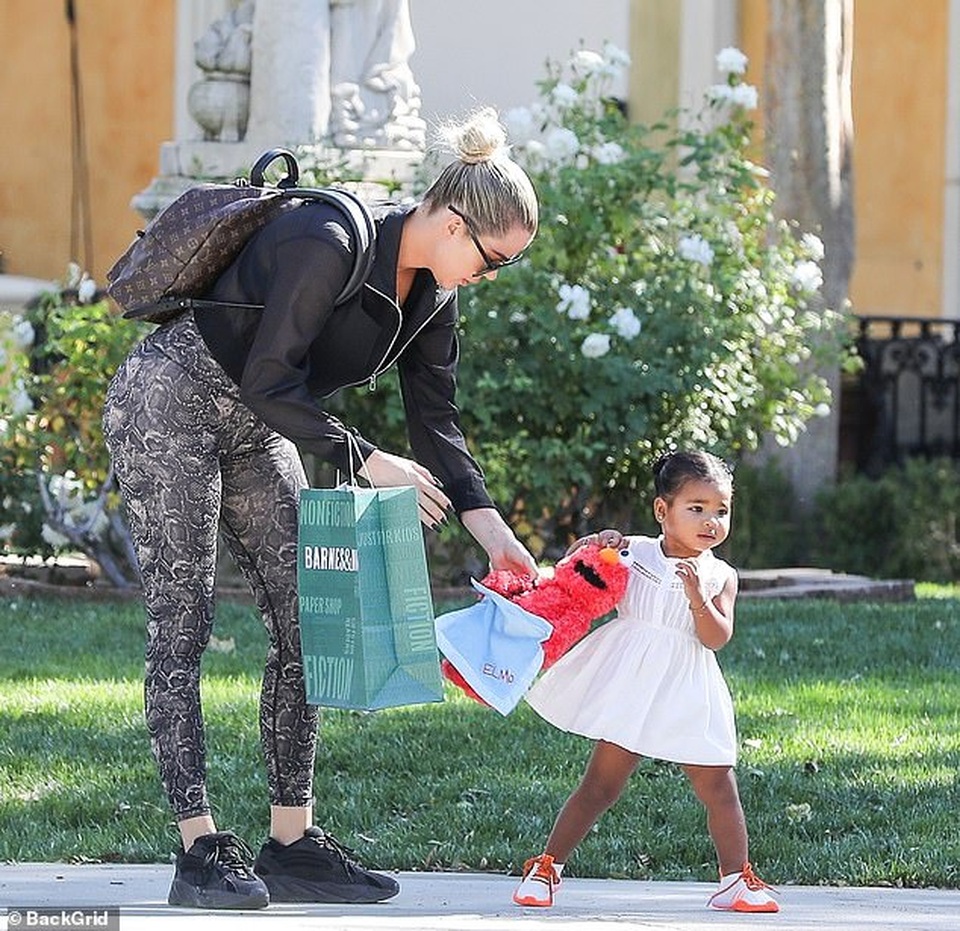 Khloe Kardashian đưa con gái cưng ra phố - 2 Khloe Kardashian đưa con gái cưng ra phố - 2