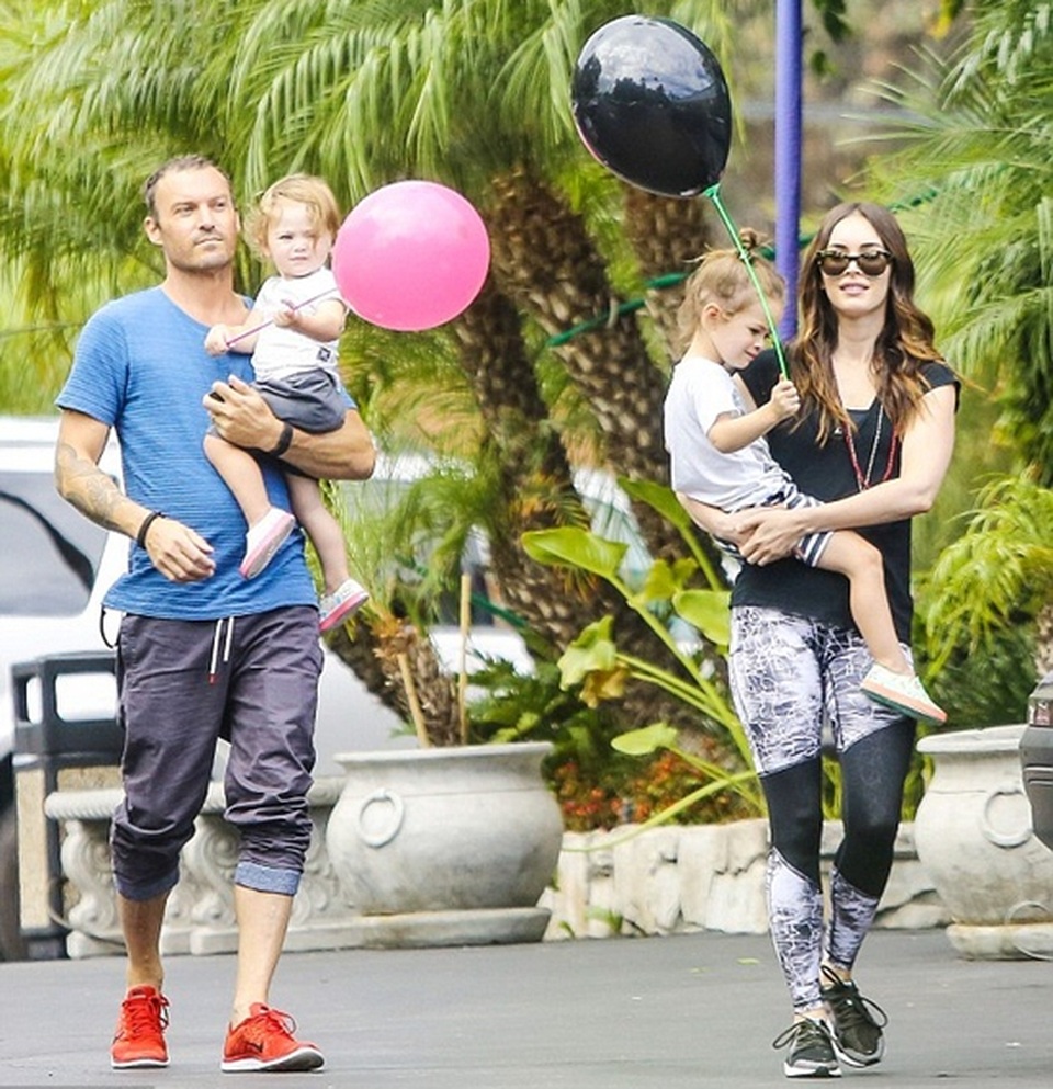 Megan Fox xinh đẹp đưa con đi chơi công viên - 6 Megan Fox xinh đẹp đưa con đi chơi công viên - 6