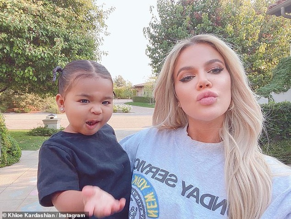 Khloe Kardashian đưa con gái cưng ra phố - 6 Khloe Kardashian đưa con gái cưng ra phố - 6