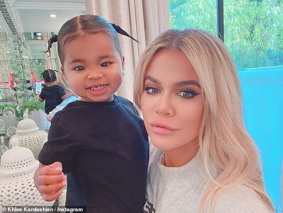 Khloe Kardashian đưa con gái cưng ra phố - 4 Khloe Kardashian đưa con gái cưng ra phố - 4
