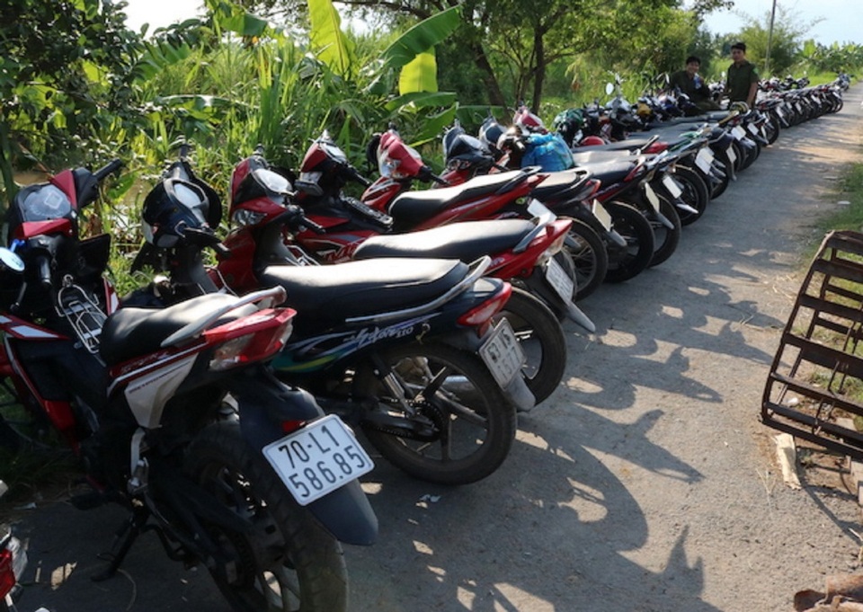 Triệt xóa trường gà, bắt gần 100 đối tượng cùng gần 400 triệu tiền mặt - 2 Triệt xóa trường gà, bắt gần 100 đối tượng cùng gần 400 triệu tiền mặt - 2