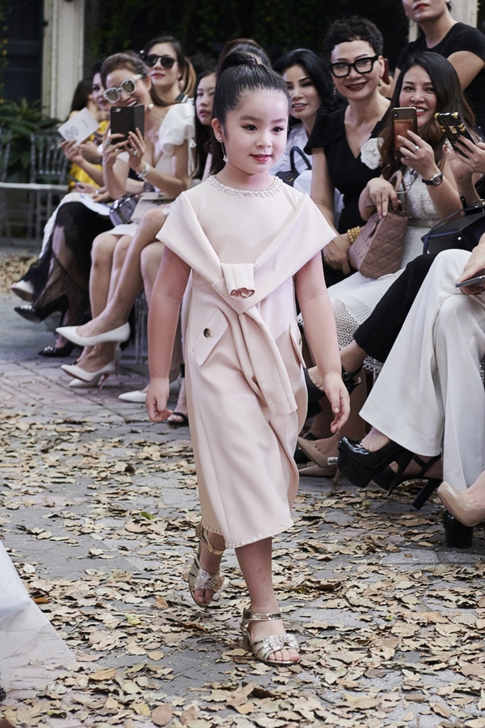 Phương Mai “bế” bụng bầu catwalk cùng Thu Thuỷ, Huyền My, Hồng Quế - 24