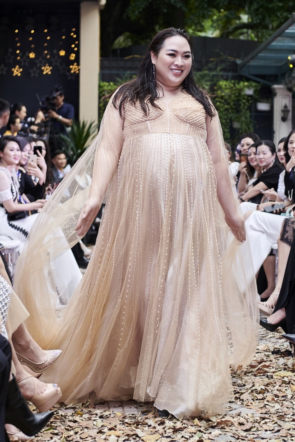 Phương Mai “bế” bụng bầu catwalk cùng Thu Thuỷ, Huyền My, Hồng Quế - 18