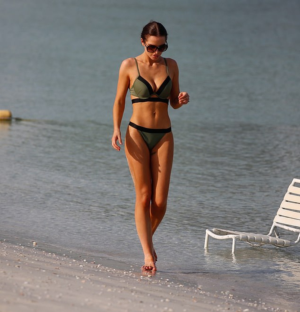 Phom dáng đáng ngưỡng mộ của gái hai con Helen Flanagan - 1 Phom dáng đáng ngưỡng mộ của gái hai con Helen Flanagan - 1