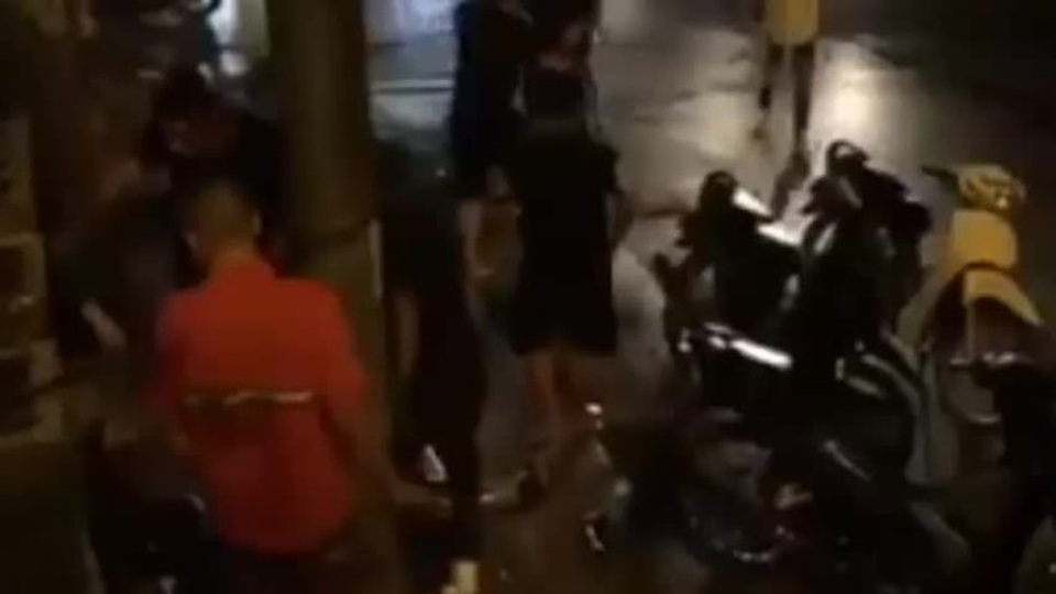 Ăn mừng đội tuyển Việt Nam chiến thắng, một nam thanh niên bị đánh trọng thương - 1