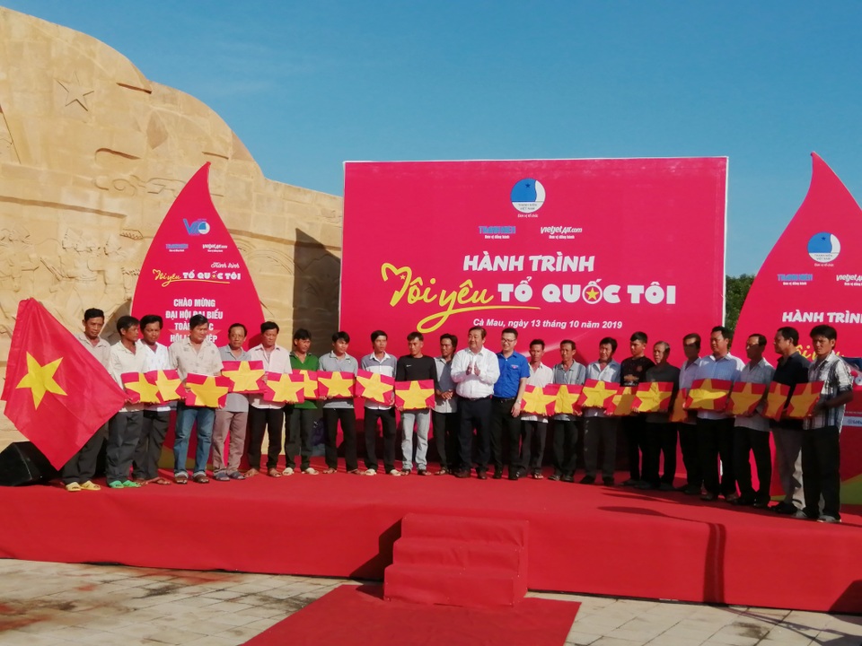1.000 bạn trẻ khởi động hành trình “Tôi yêu Tổ quốc tôi” ở Mũi Cà Mau - 3 1.000 bạn trẻ khởi động hành trình “Tôi yêu Tổ quốc tôi” ở Mũi Cà Mau - 3