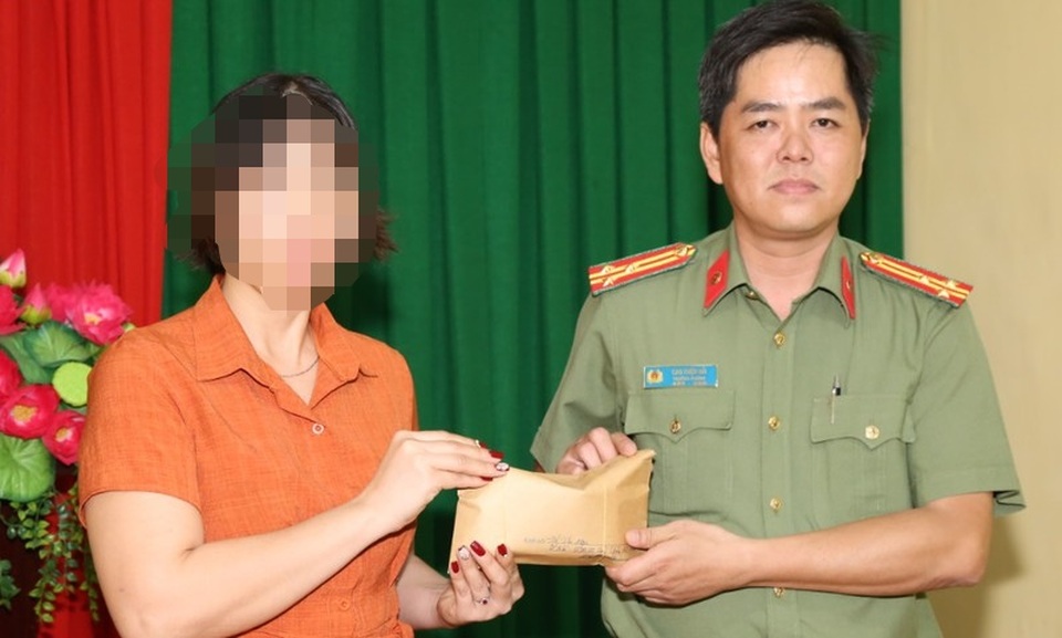 Công an Sóc Trăng trả lại nhiều tài sản cho nạn nhân bị lừa đảo - 1 Công an Sóc Trăng trả lại nhiều tài sản cho nạn nhân bị lừa đảo - 1