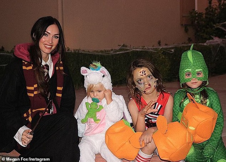 Megan Fox xinh đẹp đưa con đi chơi công viên - 4 Megan Fox xinh đẹp đưa con đi chơi công viên - 4