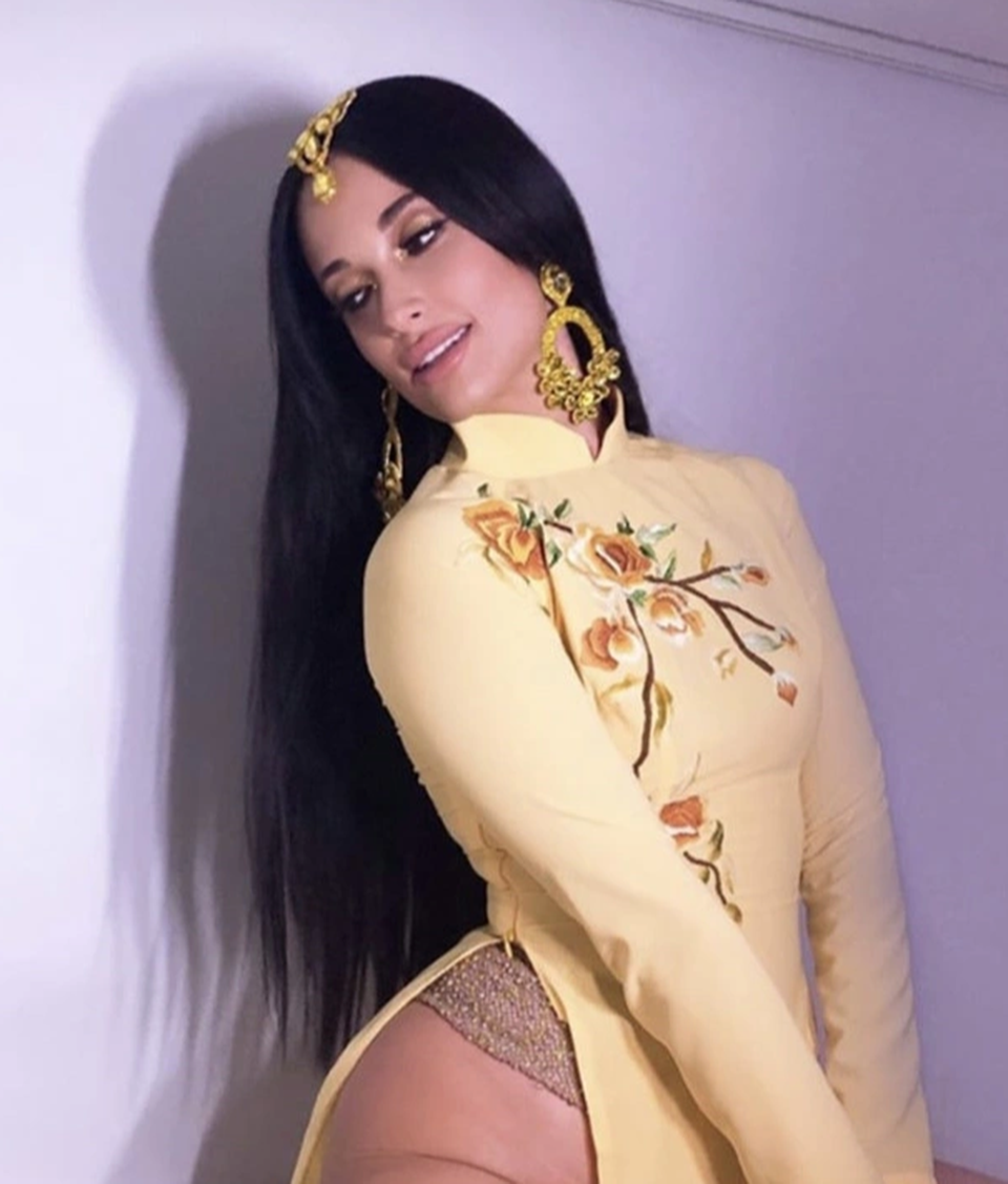 Ngô Thanh Vân, Phạm Hương chỉ trích ca sĩ mặc áo dài “không quần” - 2 Ngô Thanh Vân, Phạm Hương chỉ trích ca sĩ mặc áo dài “không quần” - 2