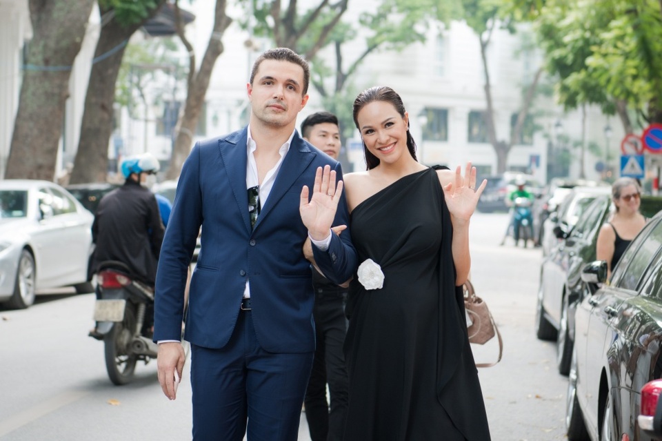 Phương Mai “bế” bụng bầu catwalk cùng Thu Thuỷ, Huyền My, Hồng Quế - 1