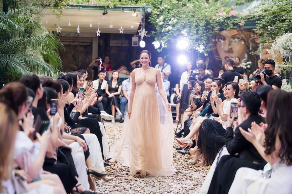 Phương Mai “bế” bụng bầu catwalk cùng Thu Thuỷ, Huyền My, Hồng Quế - 2