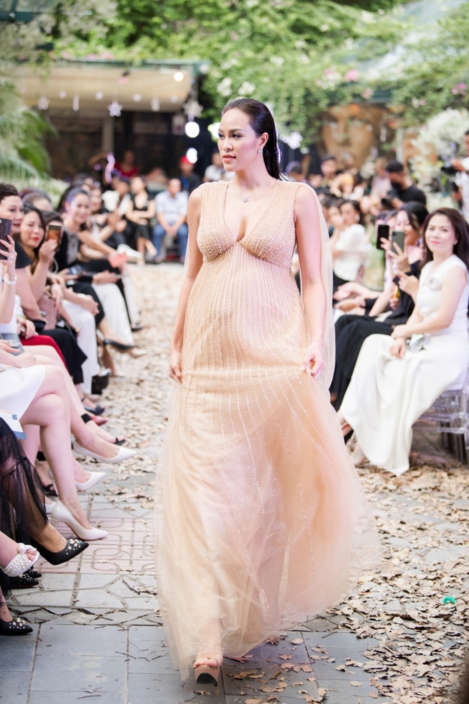 Phương Mai “bế” bụng bầu catwalk cùng Thu Thuỷ, Huyền My, Hồng Quế - 3