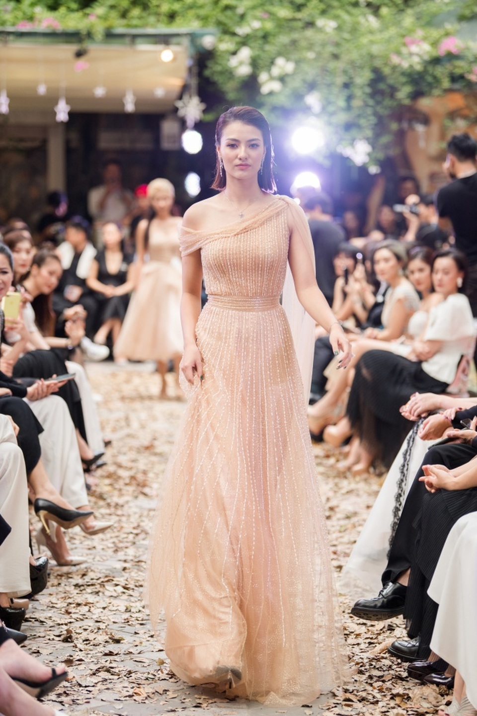 Phương Mai “bế” bụng bầu catwalk cùng Thu Thuỷ, Huyền My, Hồng Quế - 16