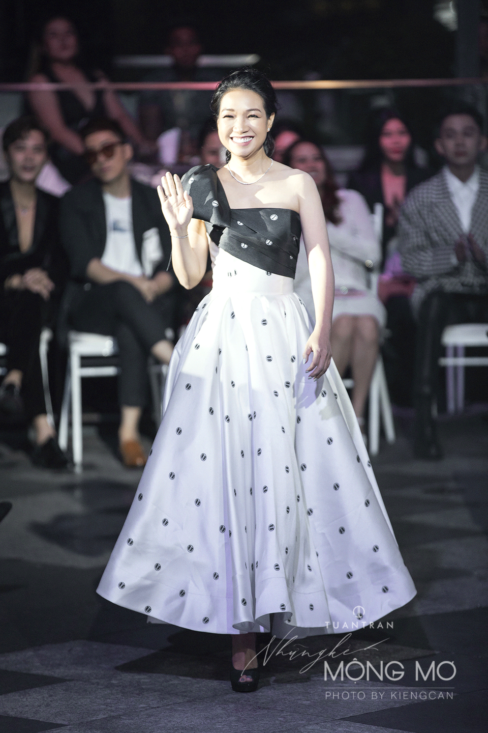 Bốn điểm nhấn trong show Những kẻ mộng mơ của NTK Tuấn Trần - 1 Bốn điểm nhấn trong show Những kẻ mộng mơ của NTK Tuấn Trần - 1
