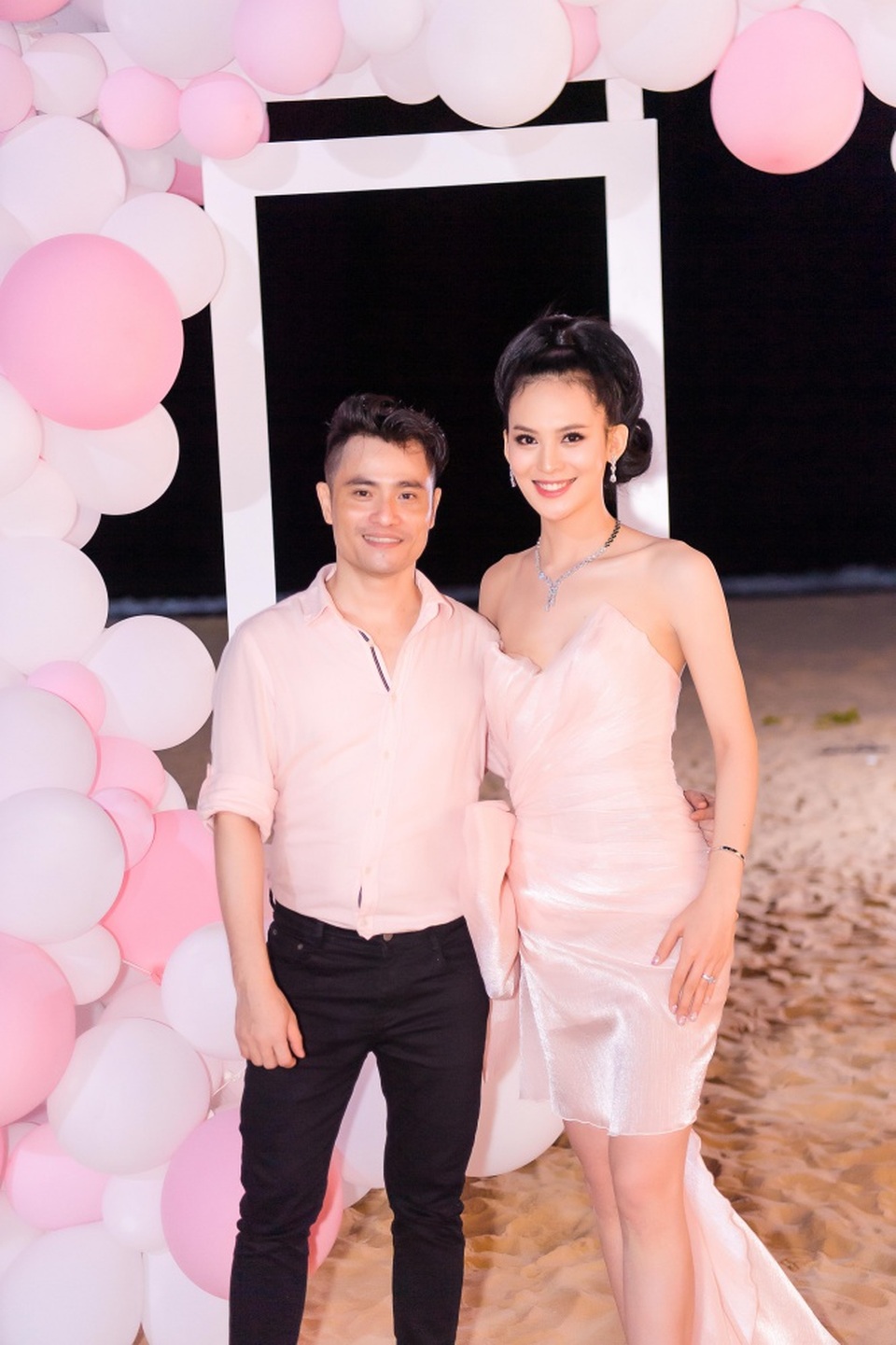 Sinh nhật sang chảnh bên bờ biển của người đẹp Hoa hậu Hoàn vũ - 14 Sinh nhật sang chảnh bên bờ biển của người đẹp Hoa hậu Hoàn vũ - 14