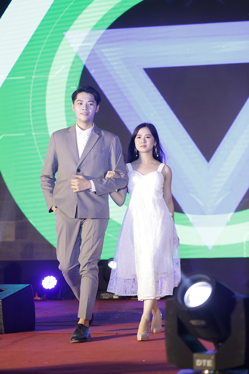 Nam thanh nữ tú ĐH Luật tổ chức đêm gala đón tân sinh viên - 6 Nam thanh nữ tú ĐH Luật tổ chức đêm gala đón tân sinh viên - 6