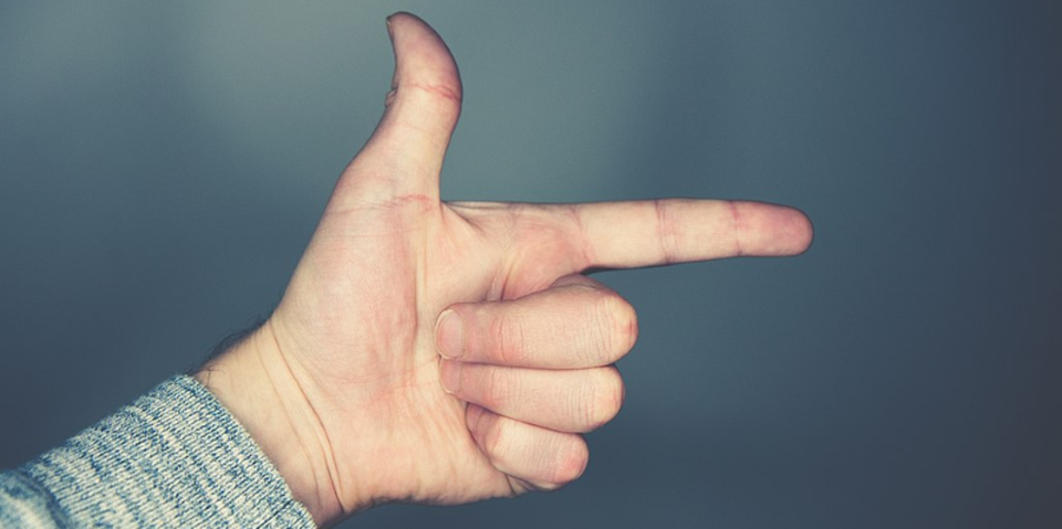 Nhóc 13 tuổi bị bắt vì chĩa ngón tay hình súng vào bạn cùng lớp - 1 Nhóc 13 tuổi bị bắt vì chĩa ngón tay hình súng vào bạn cùng lớp - 1