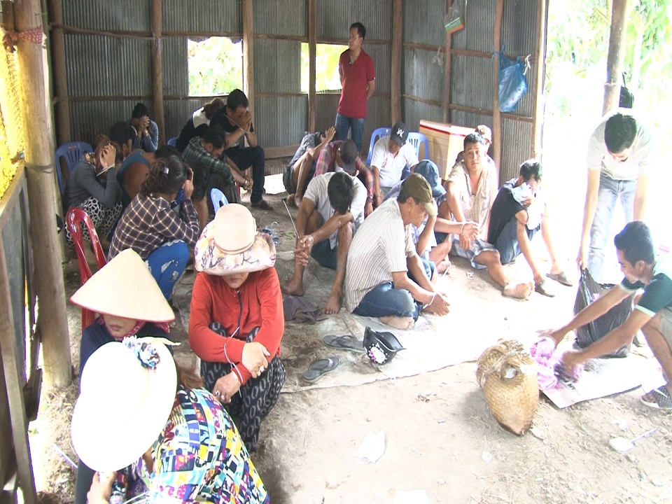 Hàng chục đối tượng núp bóng trong căn nhà hoang đánh bạc - 2 Hàng chục đối tượng núp bóng trong căn nhà hoang đánh bạc - 2