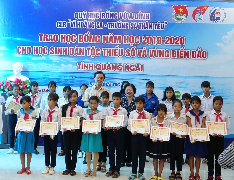 Quảng Ngãi: Trao học bổng cho 140 học sinh nghèo vượt khó - 1