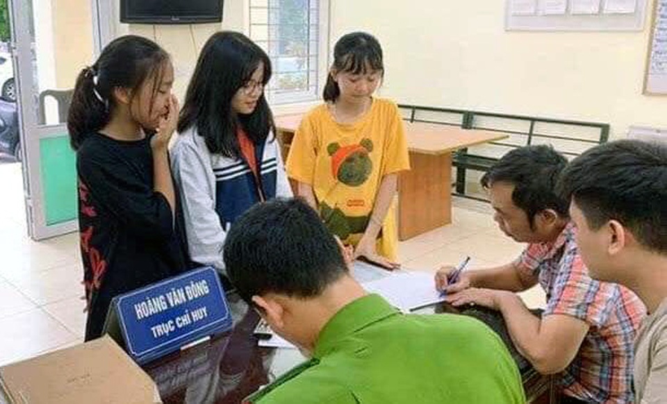 Ba học sinh nhặt được 50 triệu đồng, nhờ công an tìm người đánh rơi - 2 Ba học sinh nhặt được 50 triệu đồng, nhờ công an tìm người đánh rơi - 2