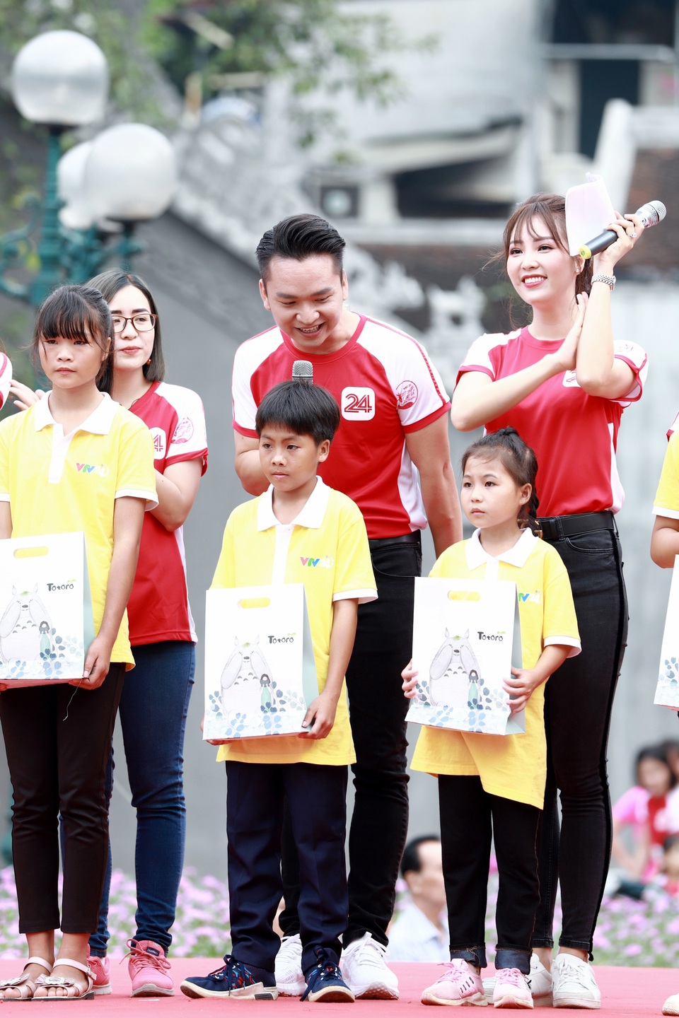 MC Hạnh Phúc kể chuyện sốt 40 độ vẫn lội ruộng mò cua bắt ốc - 4 MC Hạnh Phúc kể chuyện sốt 40 độ vẫn lội ruộng mò cua bắt ốc - 4