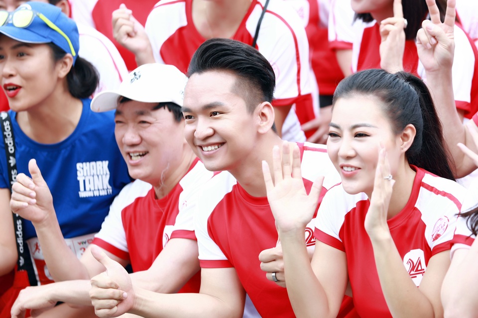 MC Hạnh Phúc kể chuyện sốt 40 độ vẫn lội ruộng mò cua bắt ốc - 7 MC Hạnh Phúc kể chuyện sốt 40 độ vẫn lội ruộng mò cua bắt ốc - 7