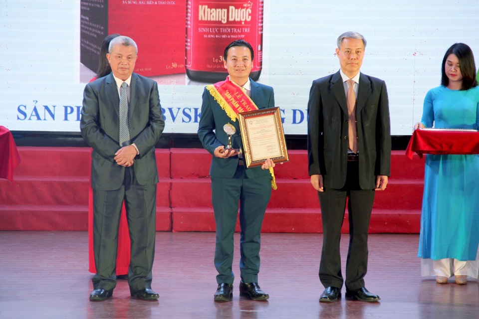Khang Dược vinh dự nhận giải “Huy chương vàng vì sức khỏe cộng đồng” 2019 - 1 Khang Dược vinh dự nhận giải “Huy chương vàng vì sức khỏe cộng đồng” 2019 - 1