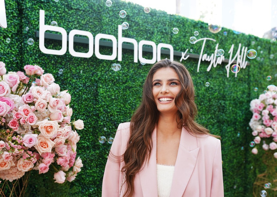 Thiên thần nội y thanh lịch với vest hồng - 2