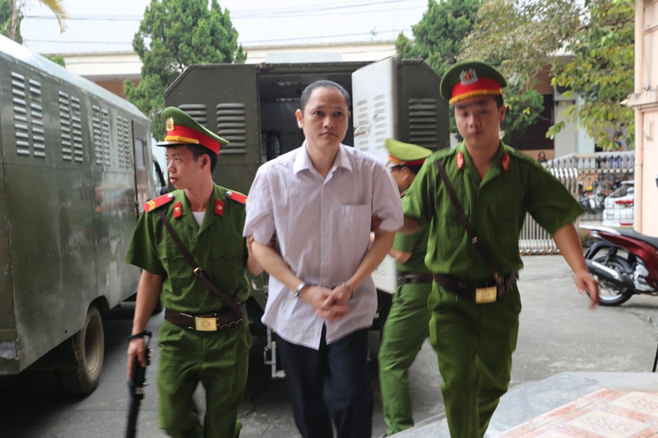 Hôm nay 2 cựu Phó Giám đốc Sở GDĐT hầu tòa vụ gian lận điểm thi ở Hà Giang - 2 Hôm nay 2 cựu Phó Giám đốc Sở GDĐT hầu tòa vụ gian lận điểm thi ở Hà Giang - 2