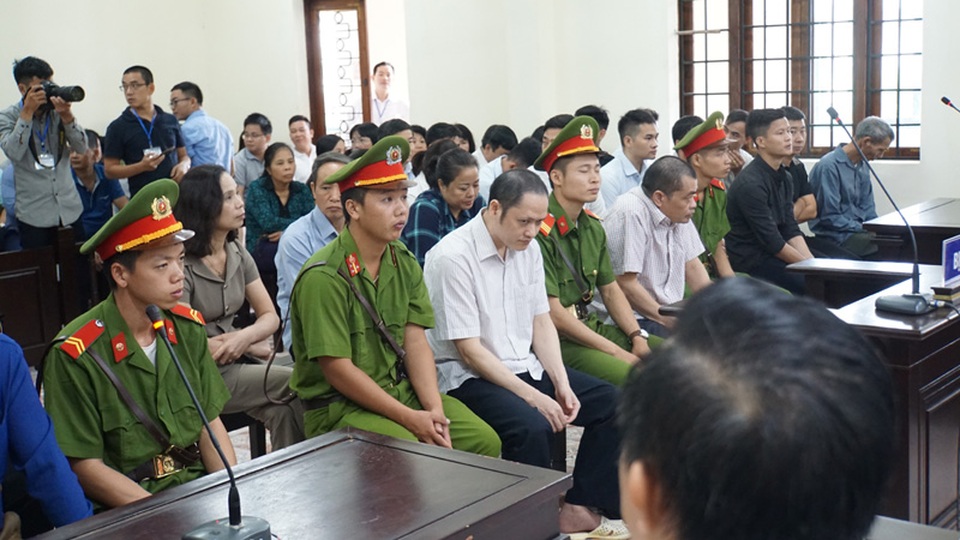 Hôm nay 2 cựu Phó Giám đốc Sở GDĐT hầu tòa vụ gian lận điểm thi ở Hà Giang - 1 Hôm nay 2 cựu Phó Giám đốc Sở GDĐT hầu tòa vụ gian lận điểm thi ở Hà Giang - 1