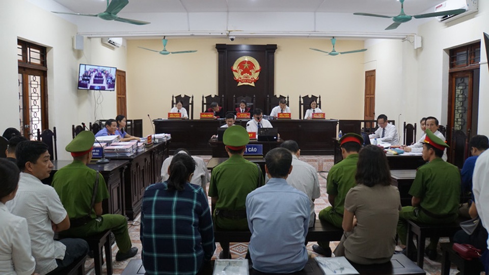Xét xử vụ gian lận điểm thi: Vợ ông Triệu Tài Vinh xin vắng mặt tại phiên tòa - 1 Xét xử vụ gian lận điểm thi: Vợ ông Triệu Tài Vinh xin vắng mặt tại phiên tòa - 1