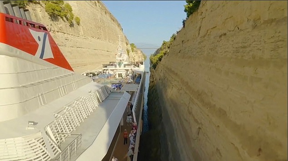 Thót tim nhìn cảnh du thuyền khổng lồ vượt xuyên qua kẽ hở siêu hẹp - 4