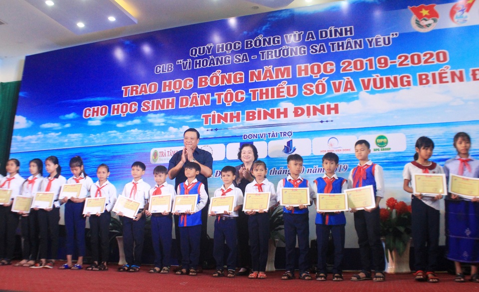 Trao 110 suất học bổng đến học sinh đồng bào thiểu số, hải đảo - 2 Trao 110 suất học bổng đến học sinh đồng bào thiểu số, hải đảo - 2