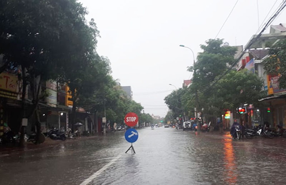 Mưa lớn kéo dài, hồ Bộc Nguyên xả tràn - 2 Mưa lớn kéo dài, hồ Bộc Nguyên xả tràn - 2