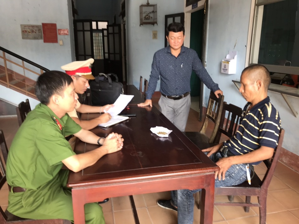 Người đàn ông liên tục đứng lái xe máy, CSGT không thể xử phạt? - 3 Người đàn ông liên tục đứng lái xe máy, CSGT không thể xử phạt? - 3
