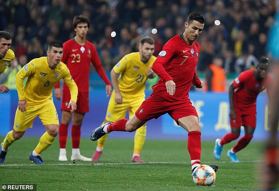 C.Ronaldo cán mốc 700 bàn thắng, Bồ Đào Nha vẫn thua Ukraine - 4 C.Ronaldo cán mốc 700 bàn thắng, Bồ Đào Nha vẫn thua Ukraine - 4