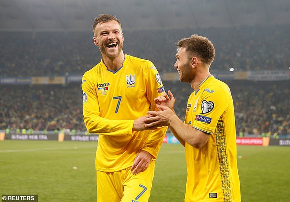 C.Ronaldo cán mốc 700 bàn thắng, Bồ Đào Nha vẫn thua Ukraine - 1 C.Ronaldo cán mốc 700 bàn thắng, Bồ Đào Nha vẫn thua Ukraine - 1