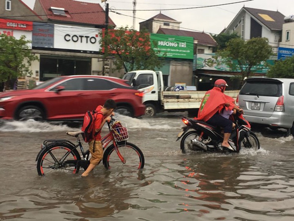 Hàng loạt tuyến đường ở Thành phố Hà Tĩnh, Vinh chìm trong “biển nước” - 18 Hàng loạt tuyến đường ở Thành phố Hà Tĩnh, Vinh chìm trong “biển nước” - 18