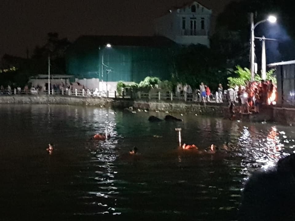 Hà Nội: Lật thuyền chở 5 người, 2 chị em họ tử vong - 1 Hà Nội: Lật thuyền chở 5 người, 2 chị em họ tử vong - 1