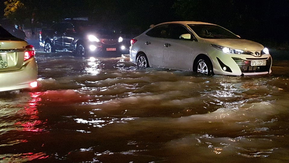 Hàng loạt tuyến đường ở Thành phố Hà Tĩnh, Vinh chìm trong “biển nước” - 2 Hàng loạt tuyến đường ở Thành phố Hà Tĩnh, Vinh chìm trong “biển nước” - 2