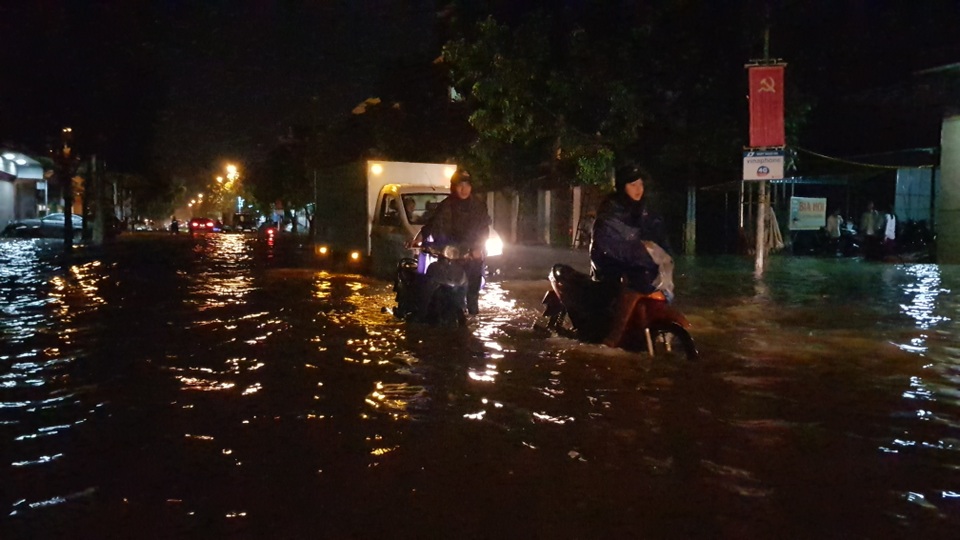 Hàng loạt tuyến đường ở Thành phố Hà Tĩnh, Vinh chìm trong “biển nước” - 11 Hàng loạt tuyến đường ở Thành phố Hà Tĩnh, Vinh chìm trong “biển nước” - 11