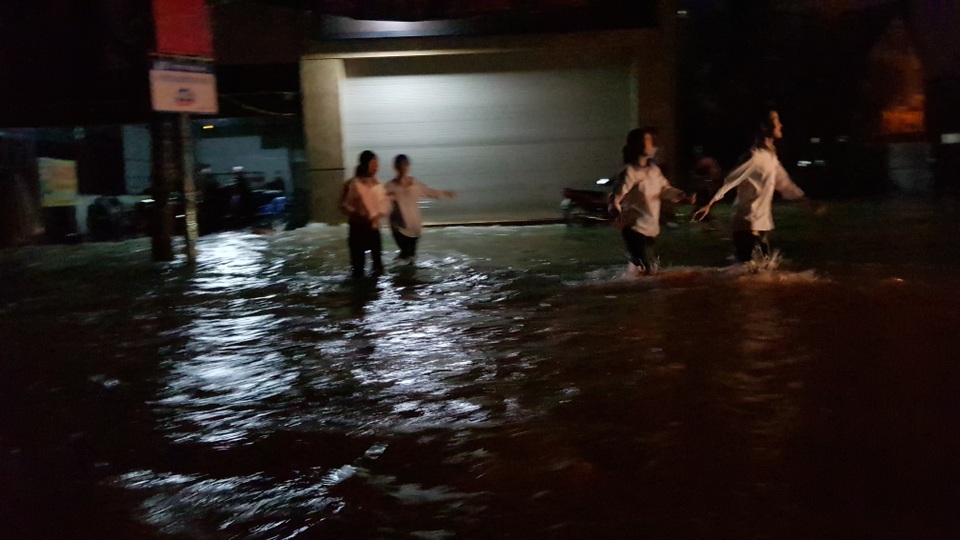 Hàng loạt tuyến đường ở Thành phố Hà Tĩnh, Vinh chìm trong “biển nước” - 3 Hàng loạt tuyến đường ở Thành phố Hà Tĩnh, Vinh chìm trong “biển nước” - 3