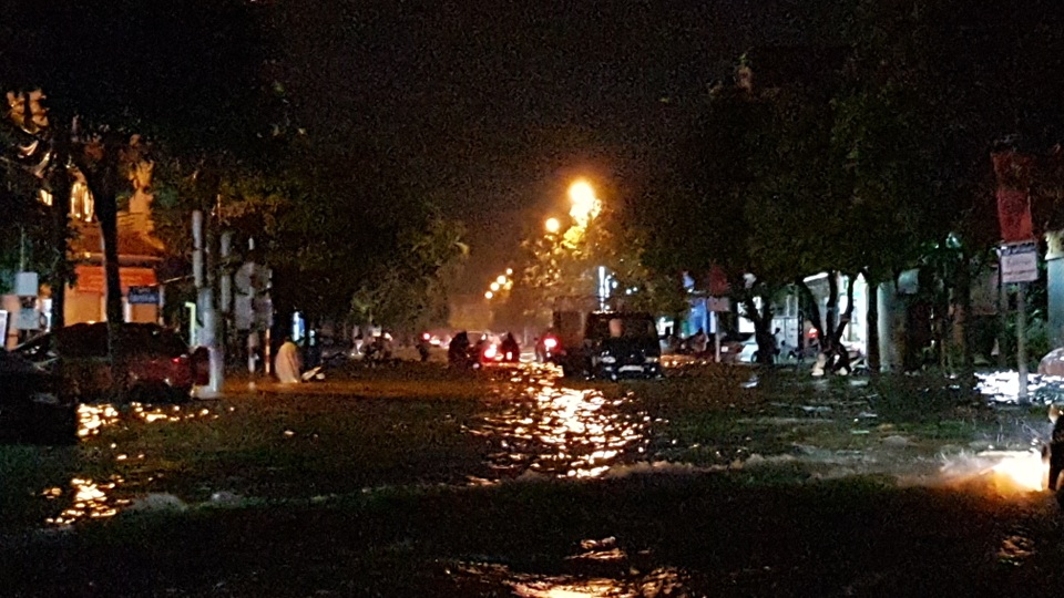 Hàng loạt tuyến đường ở Thành phố Hà Tĩnh, Vinh chìm trong “biển nước” - 15 Hàng loạt tuyến đường ở Thành phố Hà Tĩnh, Vinh chìm trong “biển nước” - 15