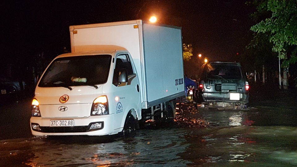 Hàng loạt tuyến đường ở Thành phố Hà Tĩnh, Vinh chìm trong “biển nước” - 8 Hàng loạt tuyến đường ở Thành phố Hà Tĩnh, Vinh chìm trong “biển nước” - 8