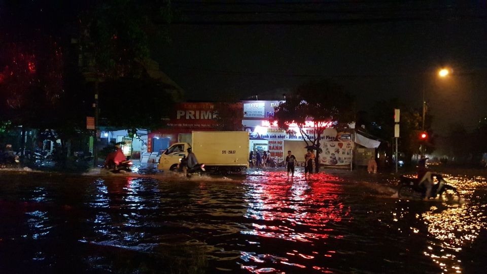 Hàng loạt tuyến đường ở Thành phố Hà Tĩnh, Vinh chìm trong “biển nước” - 5 Hàng loạt tuyến đường ở Thành phố Hà Tĩnh, Vinh chìm trong “biển nước” - 5