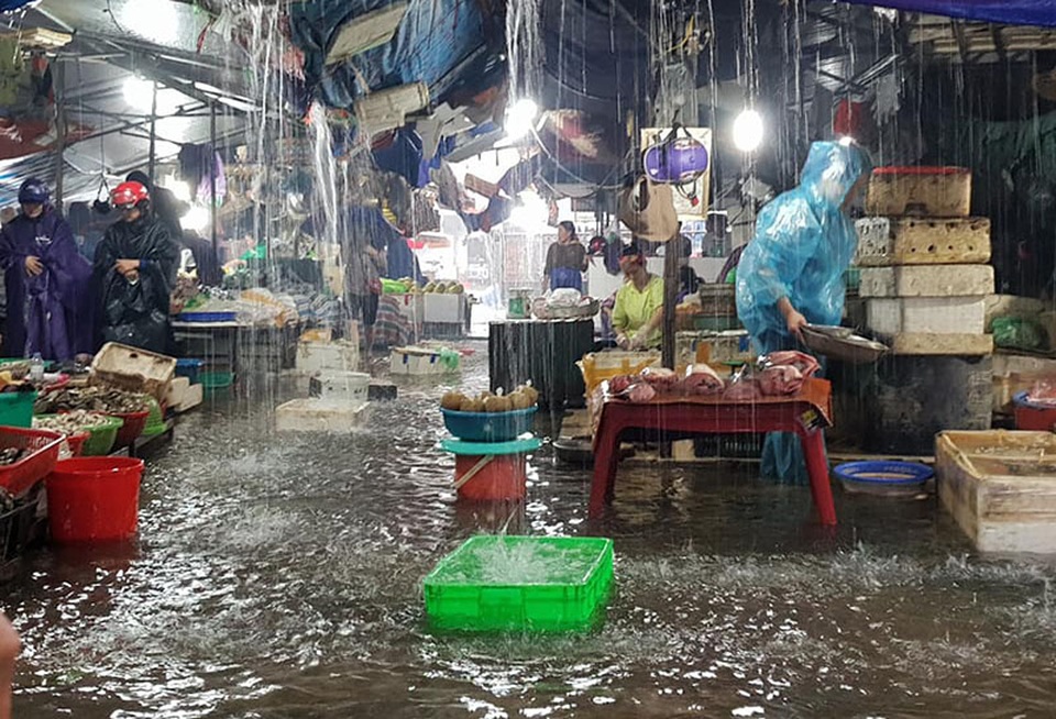 Hàng loạt tuyến đường ở Thành phố Hà Tĩnh, Vinh chìm trong “biển nước” - 21 Hàng loạt tuyến đường ở Thành phố Hà Tĩnh, Vinh chìm trong “biển nước” - 21