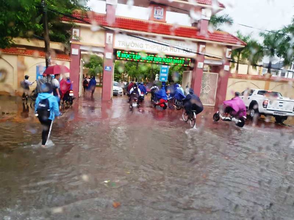 Nghệ An: Mưa lớn, nhiều trường thông báo cho học sinh nghỉ học - 1 Nghệ An: Mưa lớn, nhiều trường thông báo cho học sinh nghỉ học - 1