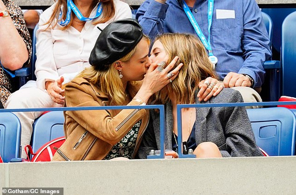 Cara Delevingne hạnh phúc bên người tình đồng giới Ashley Benson - 1 Cara Delevingne hạnh phúc bên người tình đồng giới Ashley Benson - 1