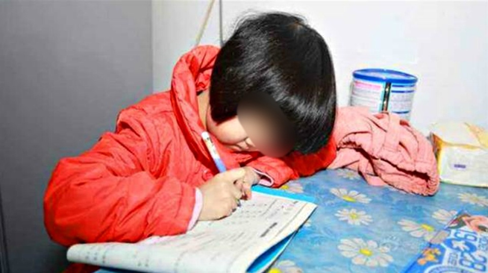 Bị mẹ đánh vào đầu vì làm bài tập sai, bé 8 tuổi tử vong - 1 Bị mẹ đánh vào đầu vì làm bài tập sai, bé 8 tuổi tử vong - 1